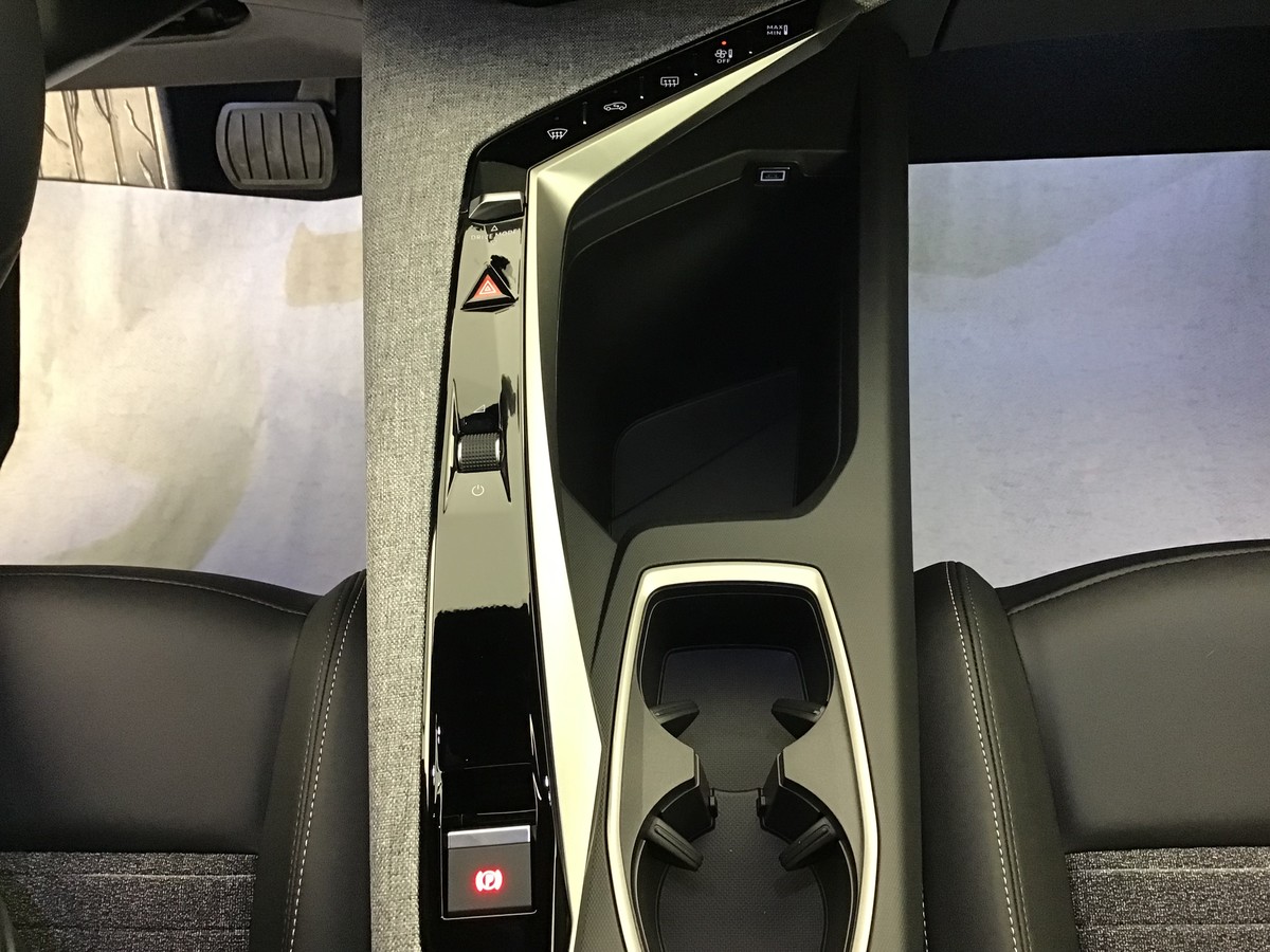PEUGEOT 3008 PHASE 4 BUSINESS 1.2 Hybrid 145ch E-Dsc6 Business