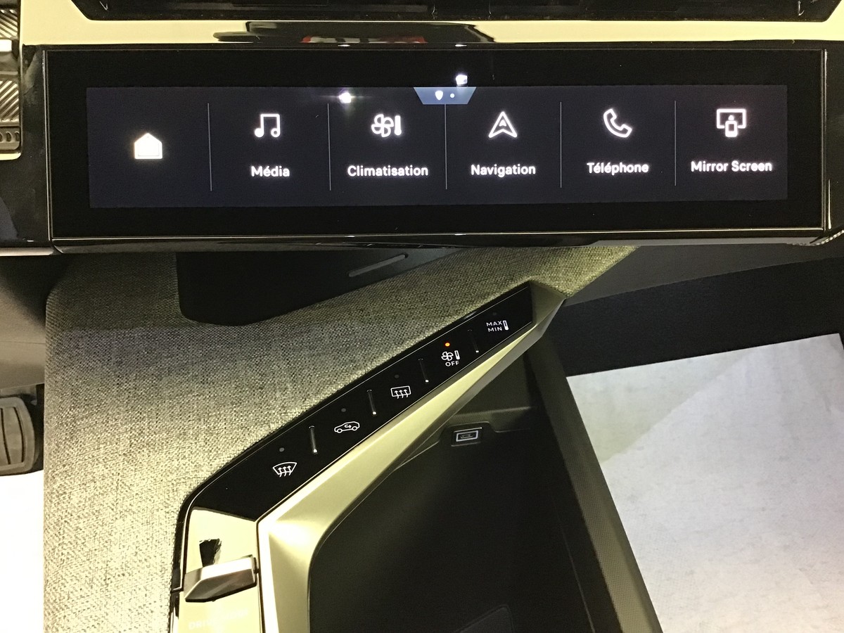 PEUGEOT 3008 PHASE 4 BUSINESS 1.2 Hybrid 145ch E-Dsc6 Business