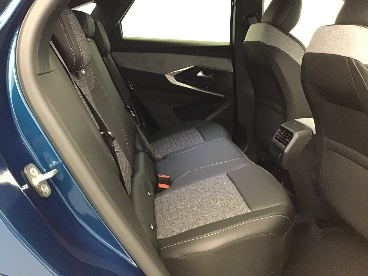 PEUGEOT 3008 PHASE 4 BUSINESS 1.2 Hybrid 145ch E-Dsc6 Business