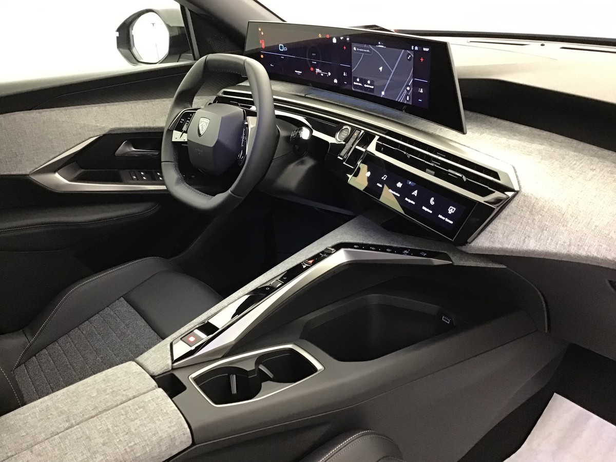 PEUGEOT 3008 PHASE 4 BUSINESS 1.2 Hybrid 145ch E-Dsc6 Business