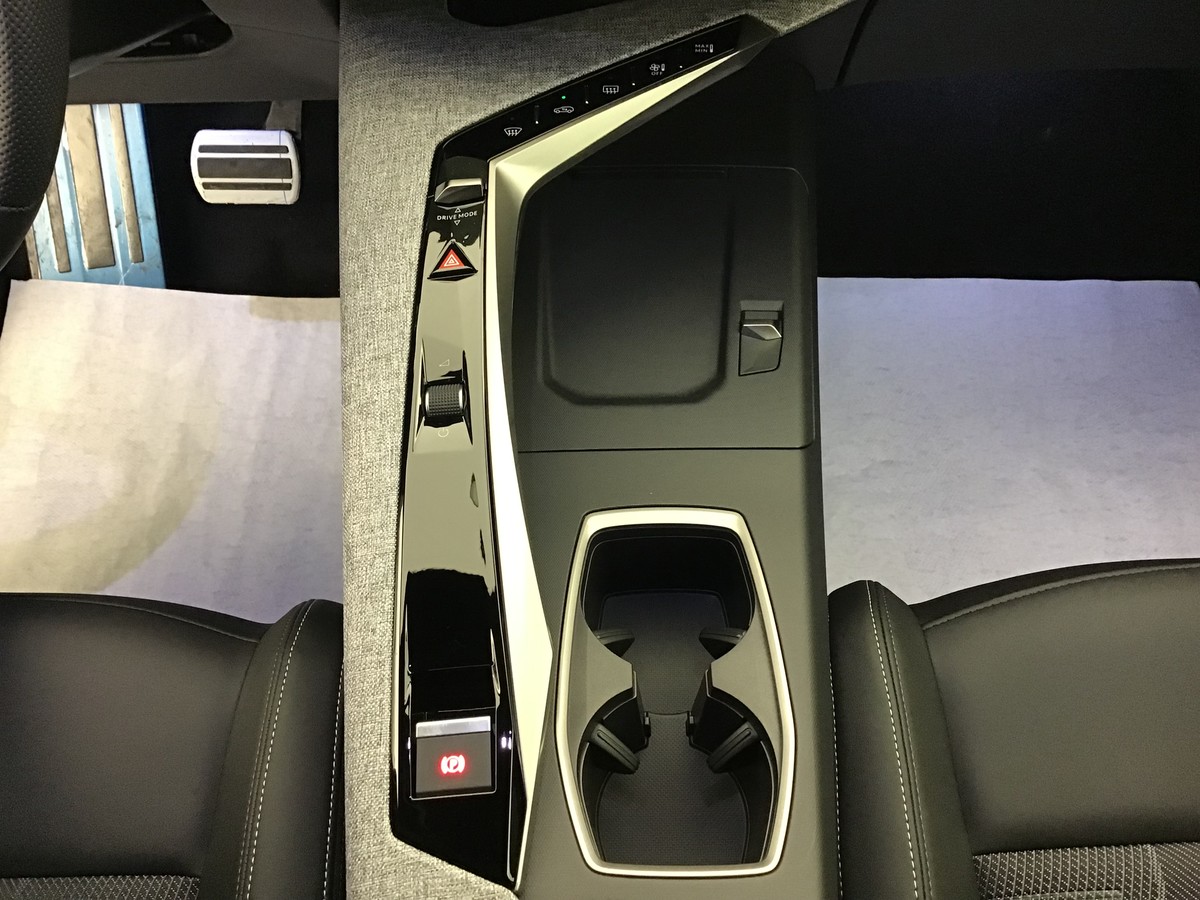 PEUGEOT 5008 GT 1.2 Hybrid 145ch E-Dsc6 Gt