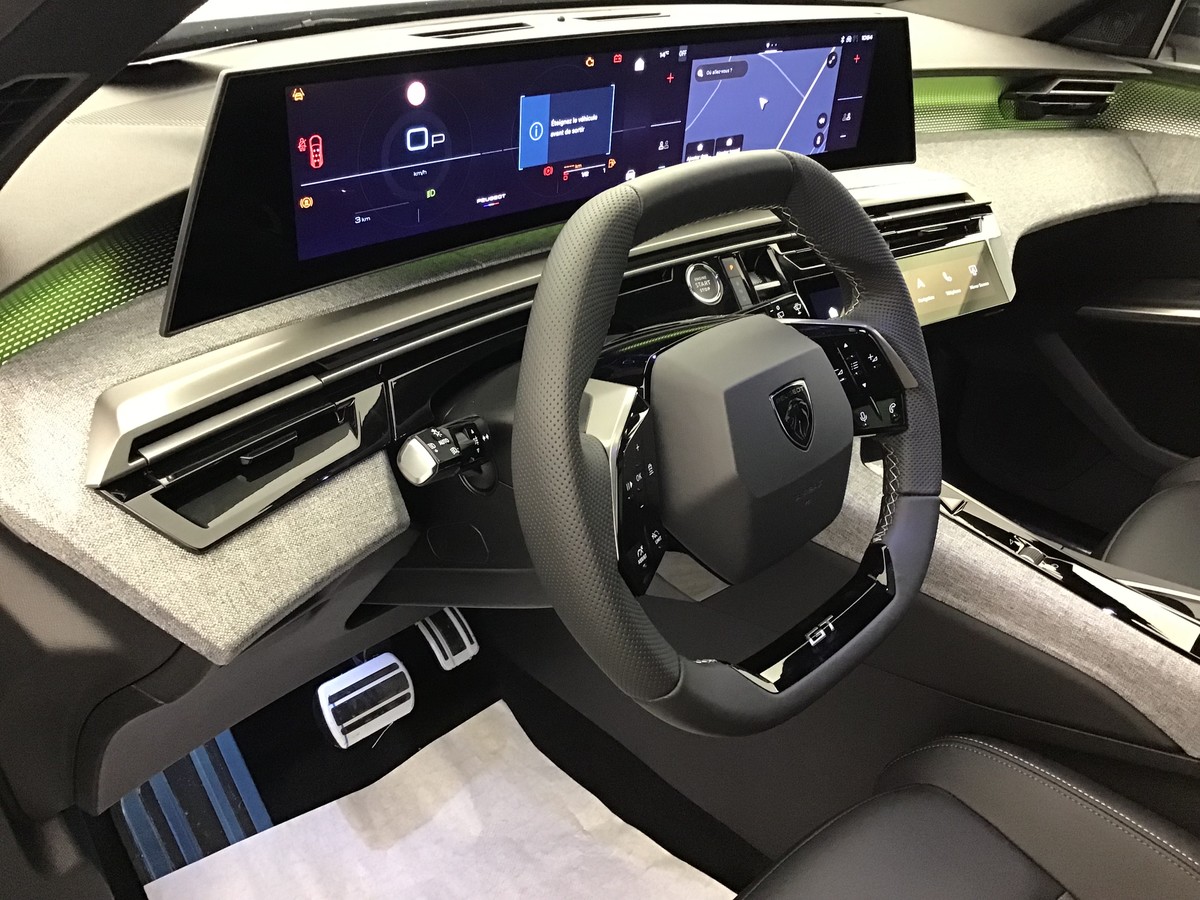PEUGEOT 5008 GT 1.2 Hybrid 145ch E-Dsc6 Gt