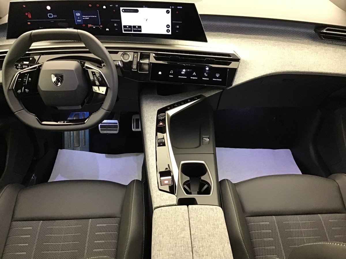 PEUGEOT 5008 GT 1.2 Hybrid 145ch E-Dsc6 Gt