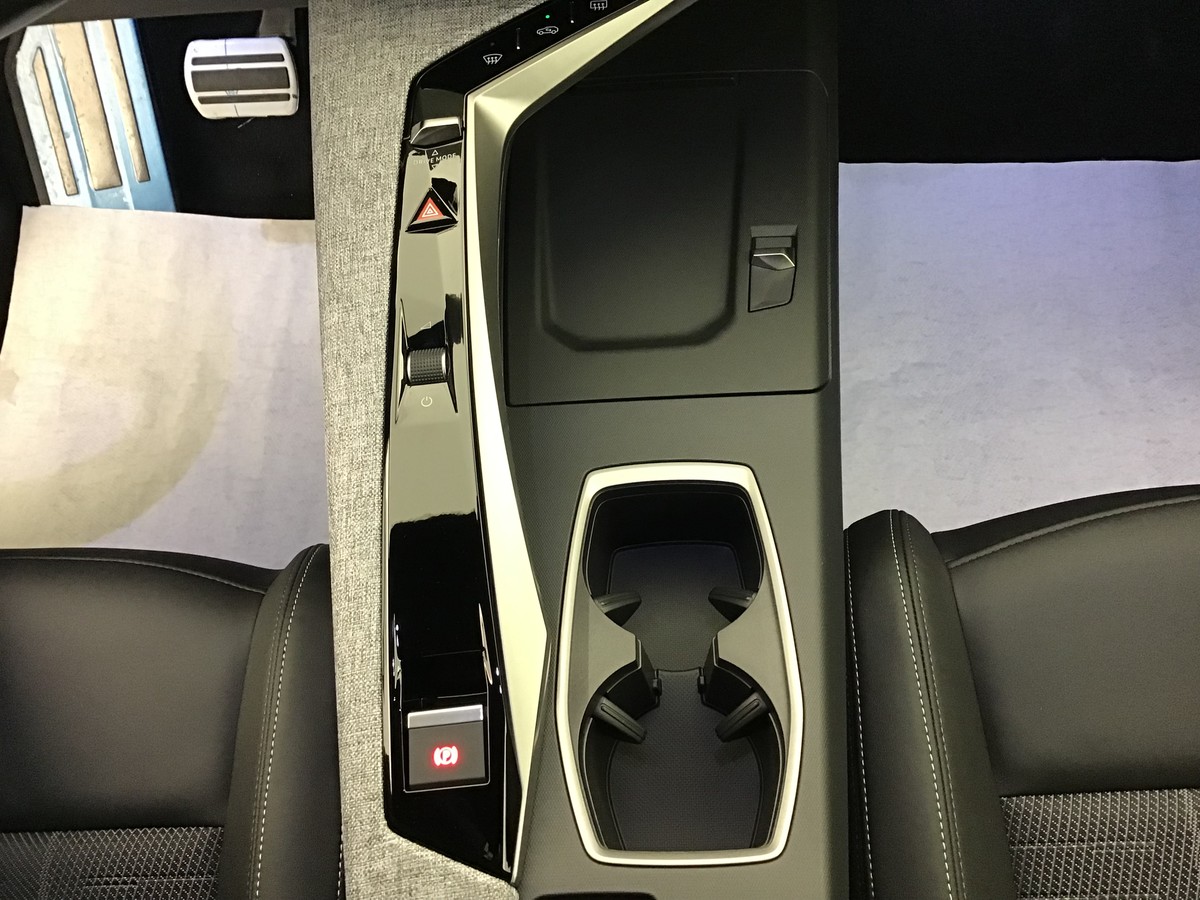 PEUGEOT 5008 GT 1.2 Hybrid 145ch E-Dsc6 Gt