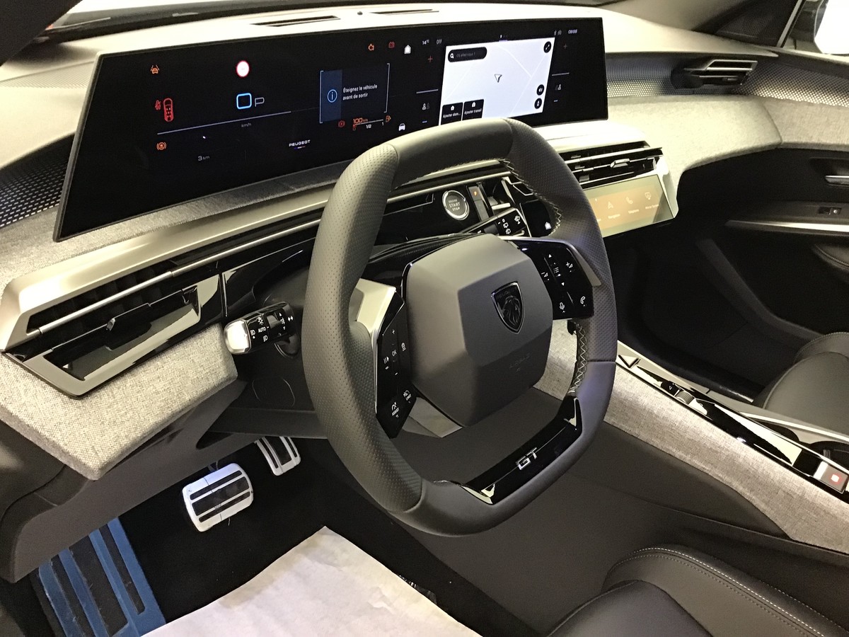 PEUGEOT 5008 GT 1.2 Hybrid 145ch E-Dsc6 Gt