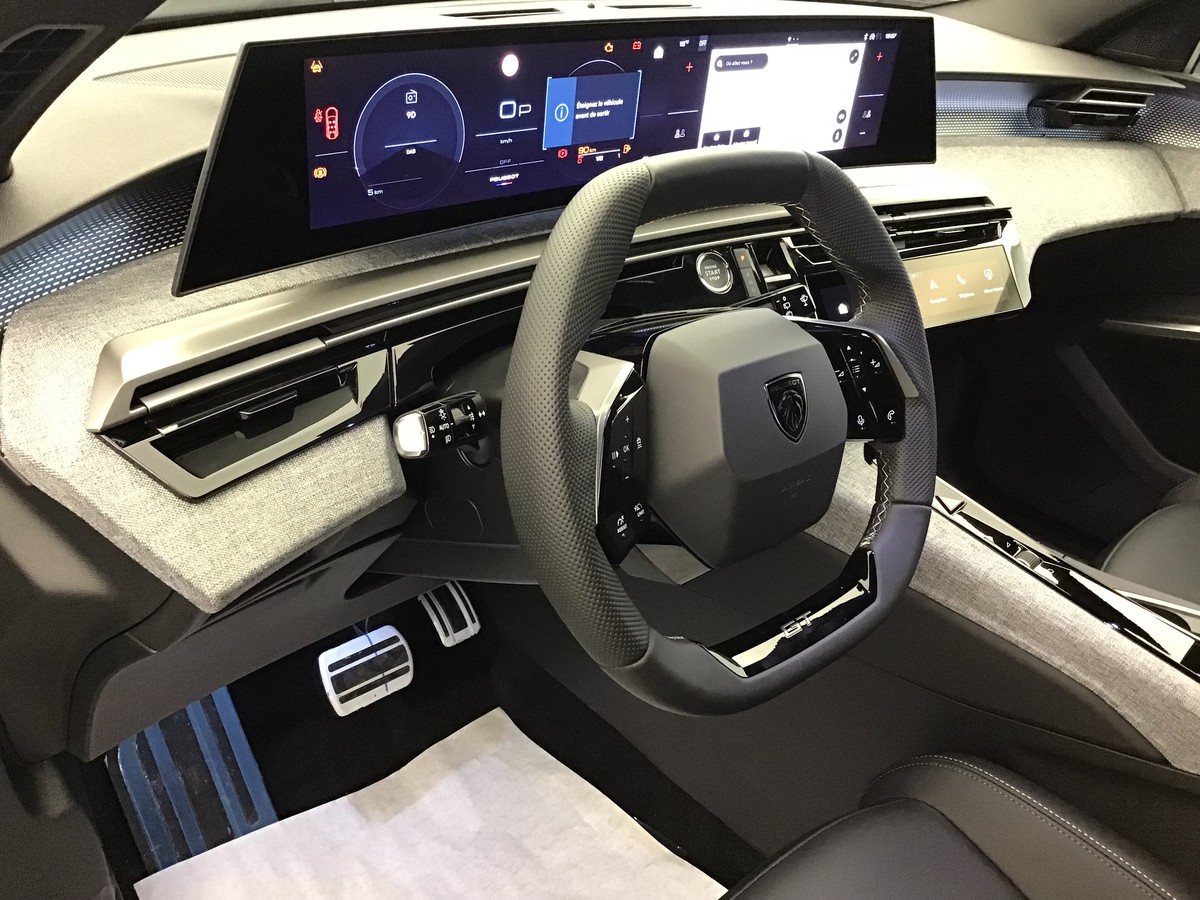 PEUGEOT 5008 GT 1.2 Hybrid 145ch E-Dsc6 Gt