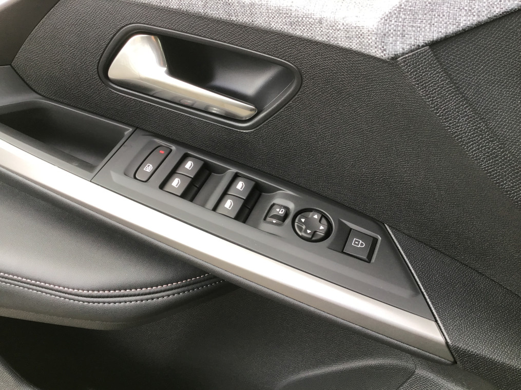 PEUGEOT 3008 Hybrid 136 e-DCS6 Allure