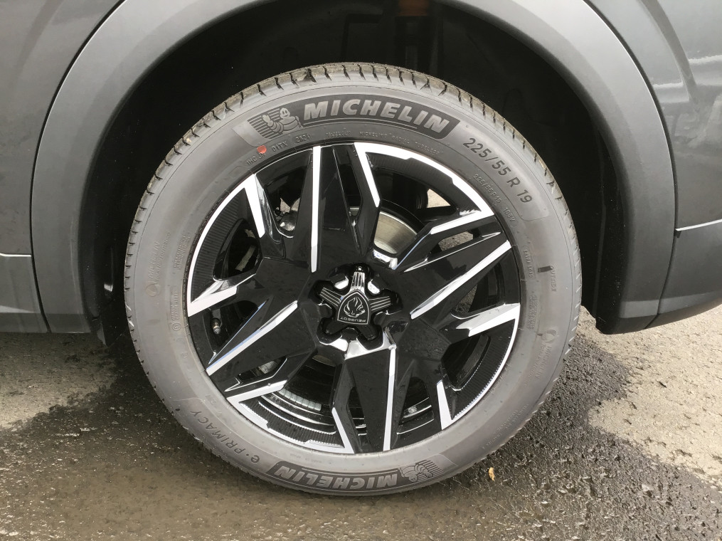 PEUGEOT 3008 Hybrid 136 e-DCS6 Allure