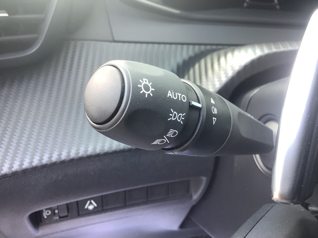 PEUGEOT 2008 Hybrid 145 e-DCS6 Allure