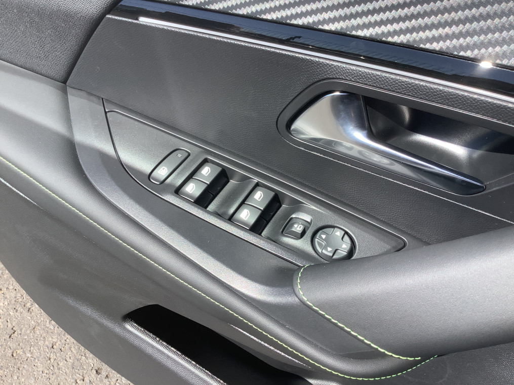 PEUGEOT 2008 Hybrid 145 e-DCS6 GT