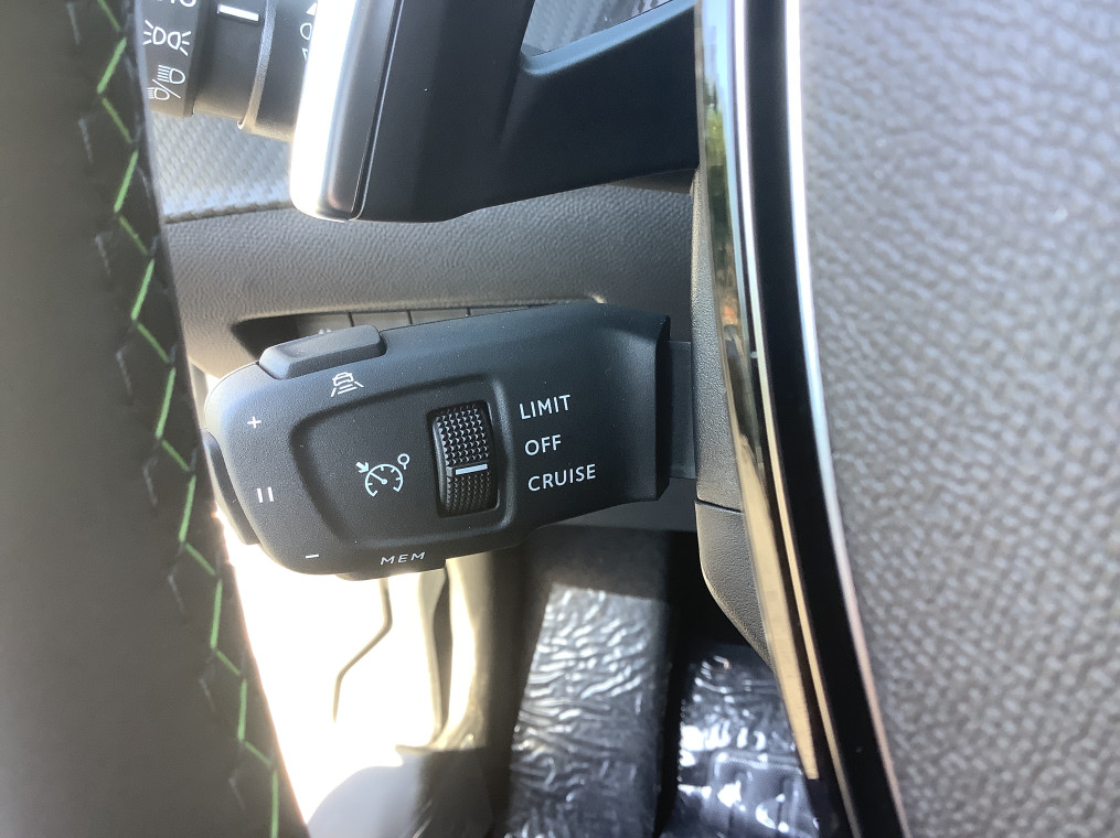 PEUGEOT 2008 Hybrid 145 e-DCS6 GT