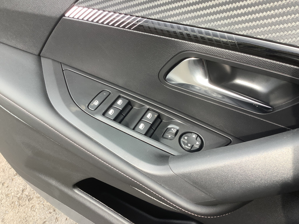 PEUGEOT 2008 Hybrid 145 e-DCS6 Allure