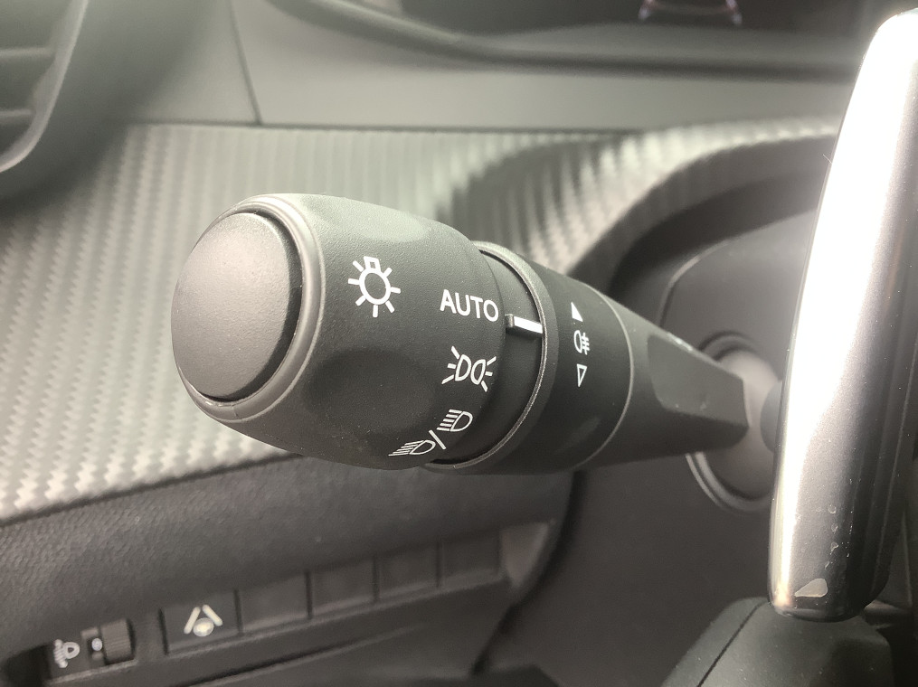 PEUGEOT 2008 Hybrid 145 e-DCS6 Allure
