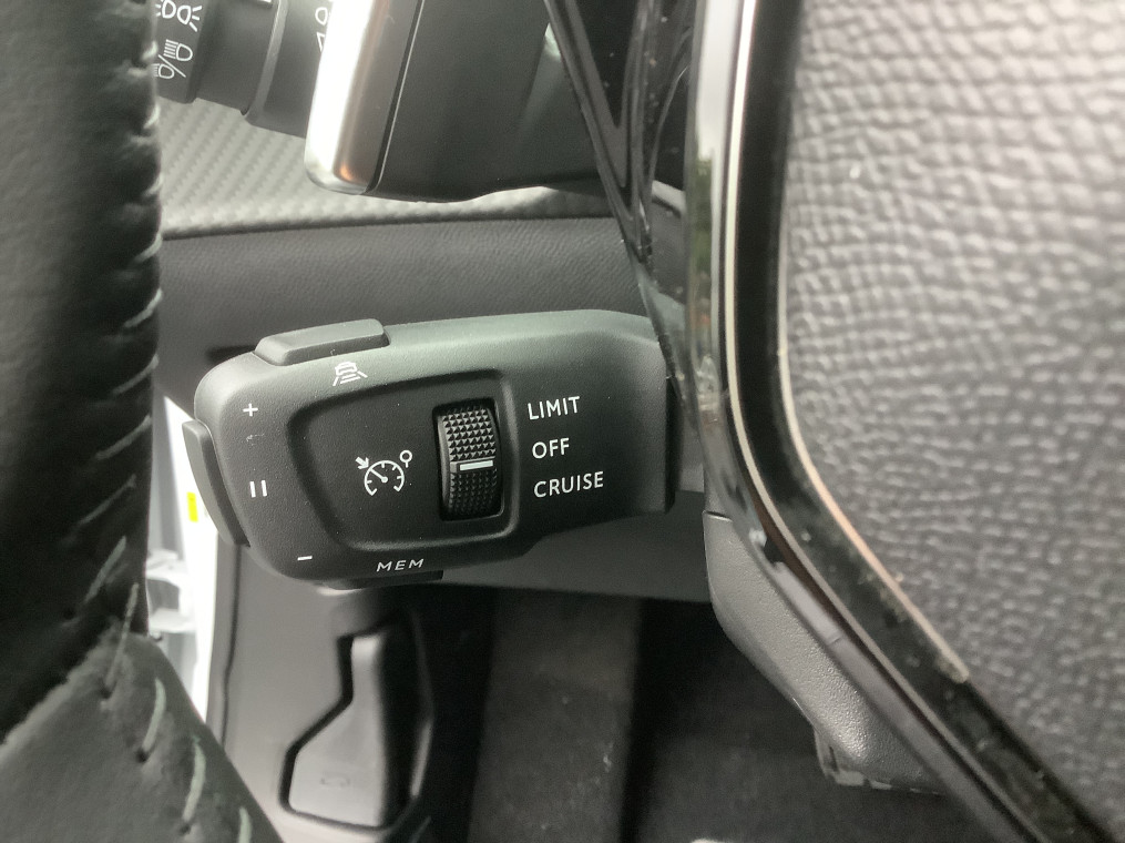 PEUGEOT 2008 Hybrid 145 e-DCS6 Allure