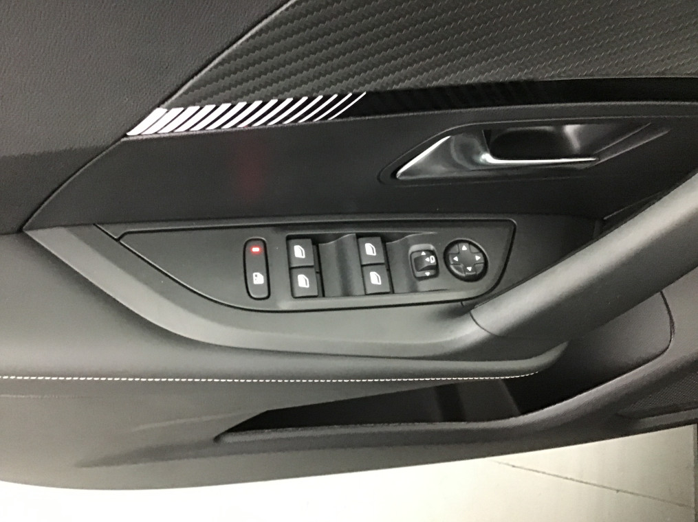 PEUGEOT 2008 Hybrid 145 e-DCS6 Allure