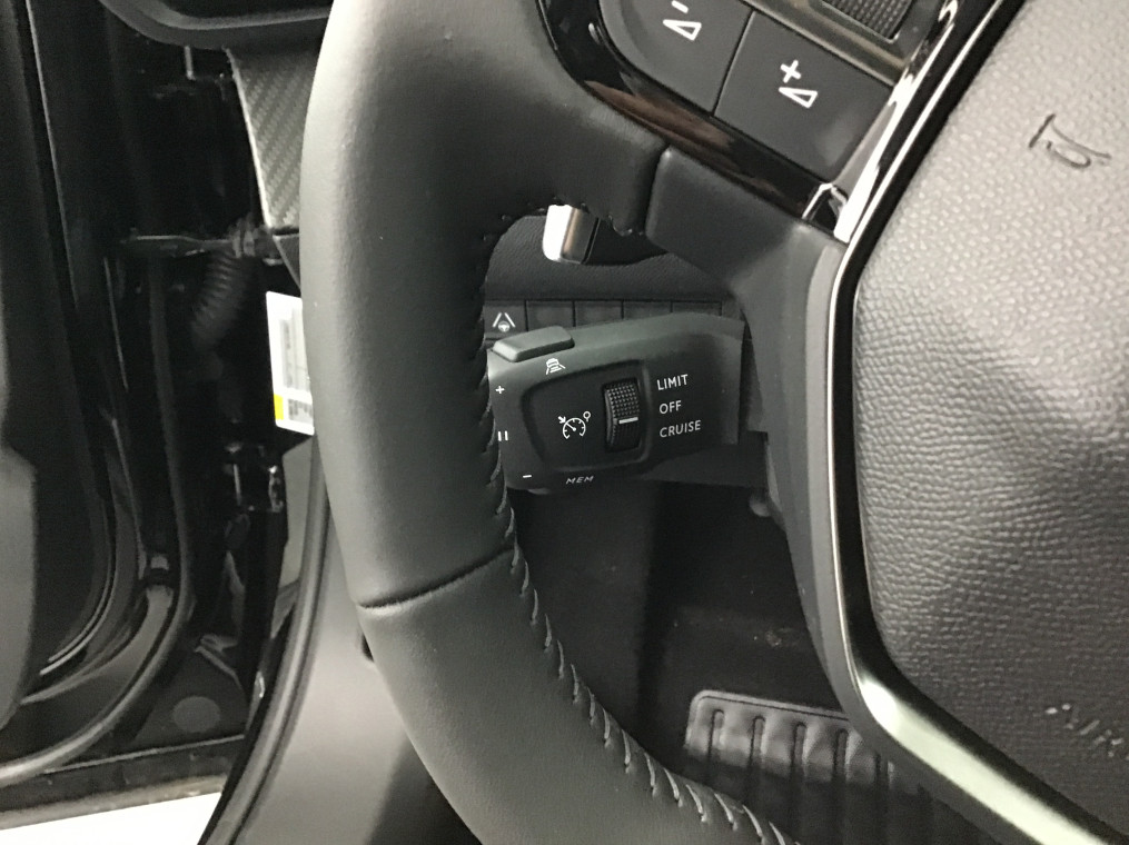 PEUGEOT 2008 Hybrid 145 e-DCS6 Allure