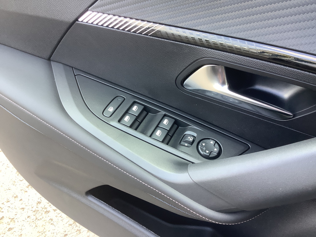 PEUGEOT 2008 Hybrid 145 e-DCS6 Allure