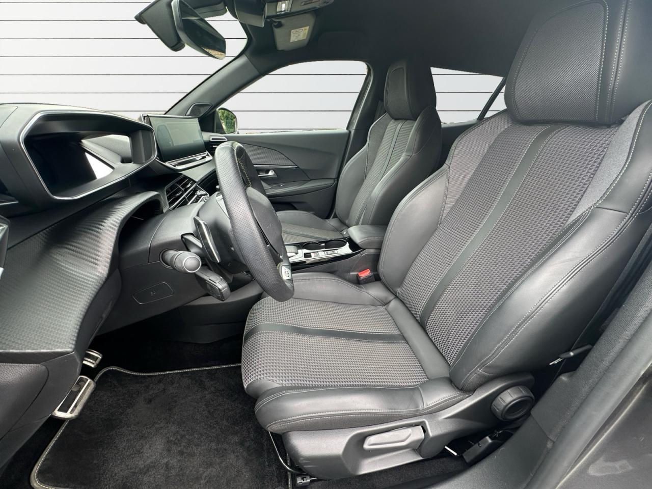 PEUGEOT 2008 1.2L PureTech 130 EAT8 GT + OPTIONS + TVA RÉCUPÉRABLE