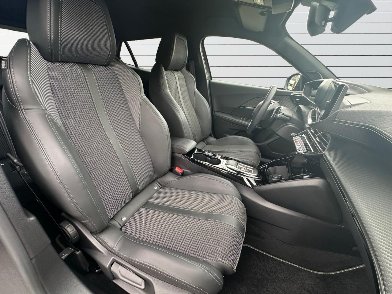 PEUGEOT 2008 1.2L PureTech 130 EAT8 GT + OPTIONS + TVA RÉCUPÉRABLE