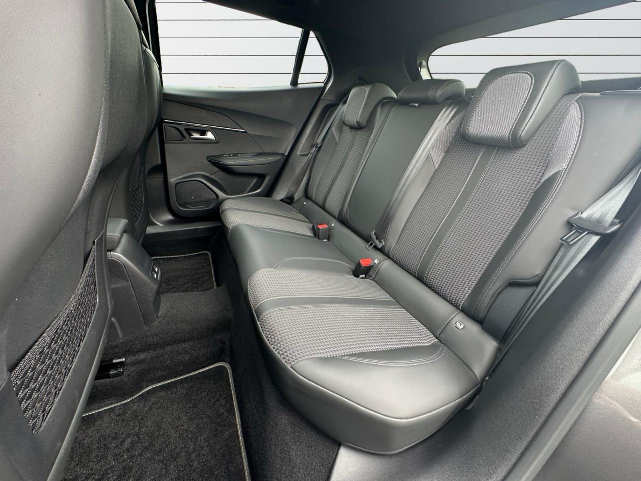 PEUGEOT 2008 1.2L PureTech 130 EAT8 GT + OPTIONS + TVA RÉCUPÉRABLE