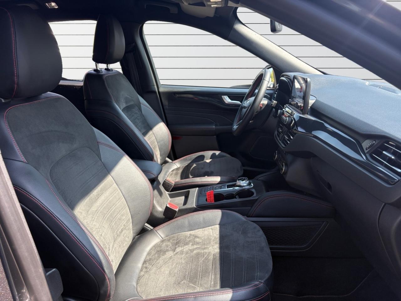 FORD KUGA 2.5 Duratec 225 e-CVT PHEV 4x2 ST-Line X + ATTELAGE + PACK DESIGN SPORT + TVA RECUPERABLE