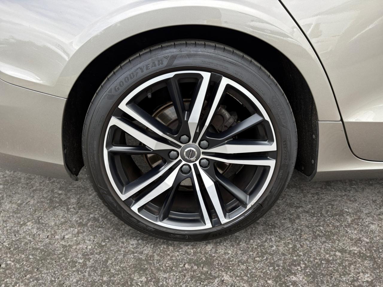 VOLVO V60 B4 Micro-Hybride Diesel 197 Geartronic R-Design - TVA RECUPERABLE + ATTELAGE