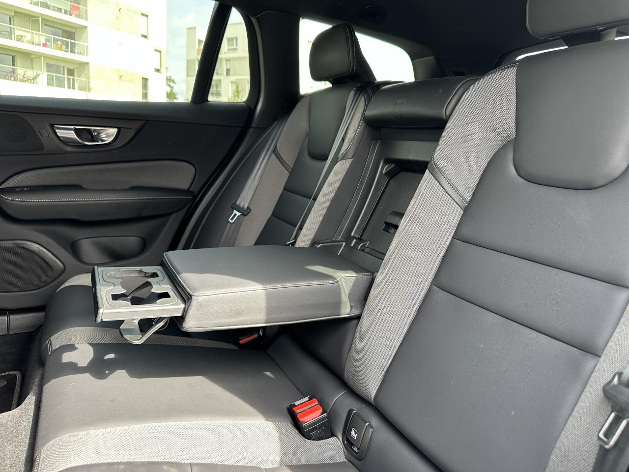 VOLVO V60 B4 Micro-Hybride Diesel 197 Geartronic R-Design - TVA RECUPERABLE + ATTELAGE