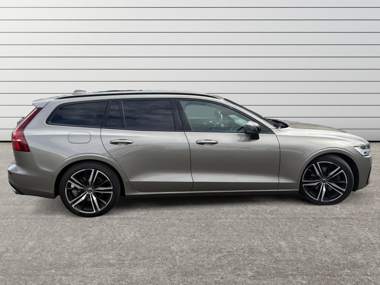 VOLVO V60 B4 Micro-Hybride Diesel 197 Geartronic R-Design - TVA RECUPERABLE + ATTELAGE