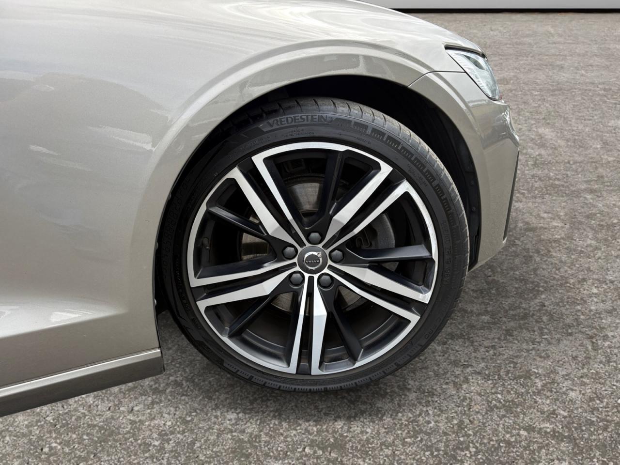 VOLVO V60 B4 Micro-Hybride Diesel 197 Geartronic R-Design - TVA RECUPERABLE + ATTELAGE