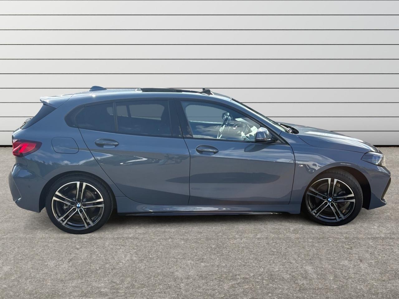 BMW SERIE 1 118d BVA F40 M Sport + TOIT OUVR + CUIR + SHADOW LINE + HAYON ELEC + TVA RECUPERABLE