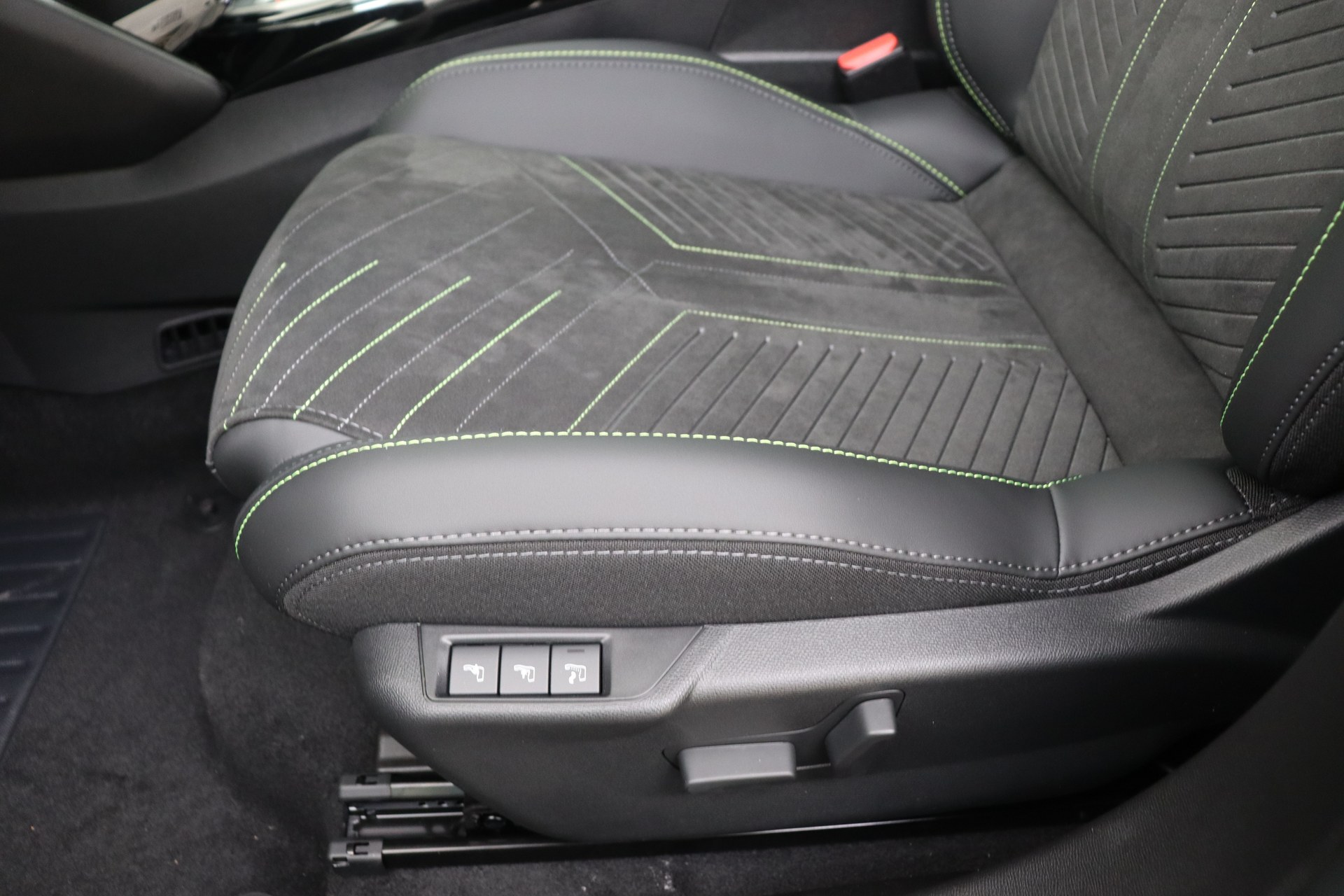 PEUGEOT 2008 Hybrid 145ch e-DSC6 GT