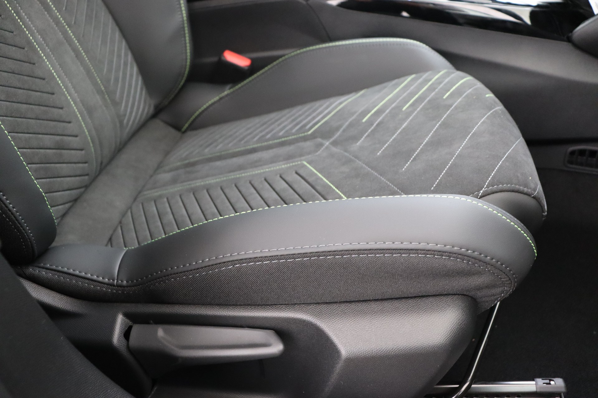 PEUGEOT 2008 Hybrid 145ch e-DSC6 GT
