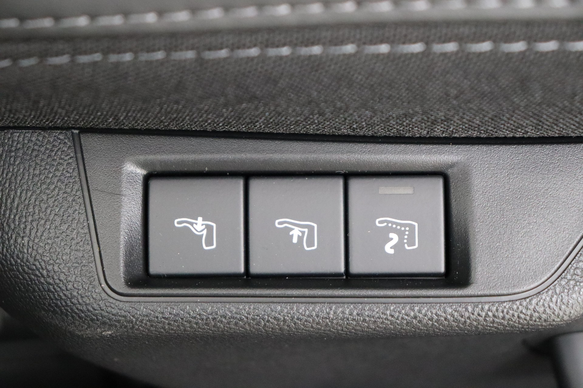 PEUGEOT 2008 Hybrid 145ch e-DSC6 GT