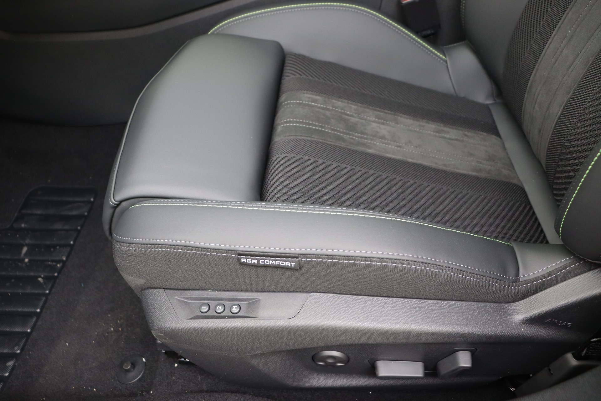 PEUGEOT 408 Hybrid 145 e-DCS6 GT