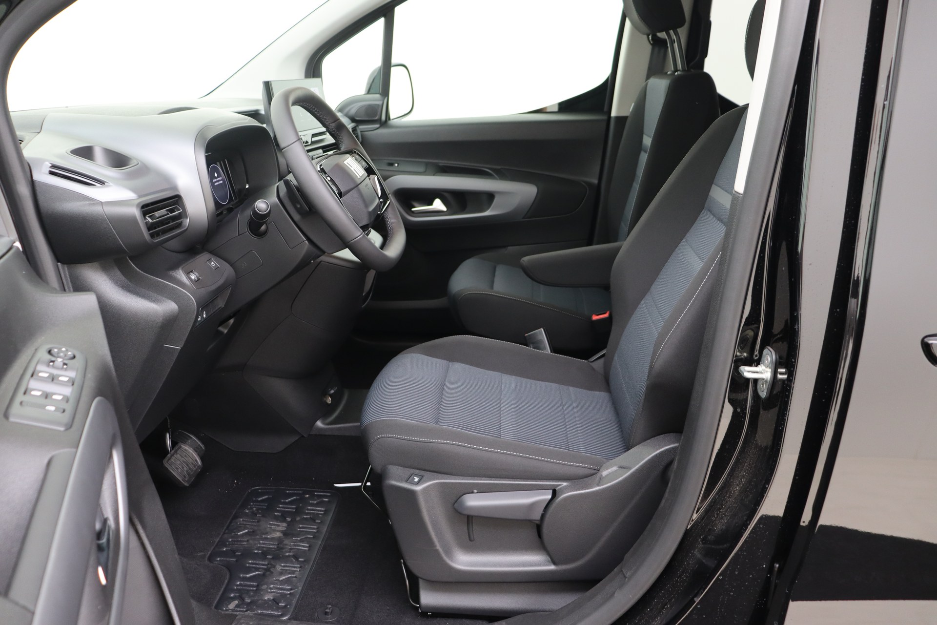 FIAT DOBLO 1.5 BlueHDI 130hp AT8 Combi LWB M1 Feel