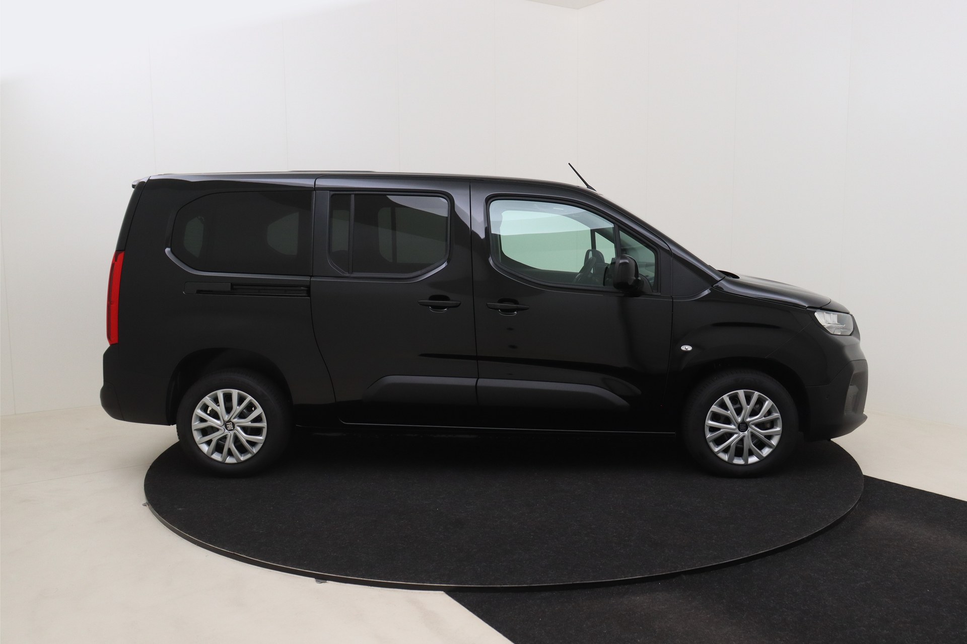 FIAT DOBLO 1.5 BlueHDI 130hp AT8 Combi LWB M1 Feel