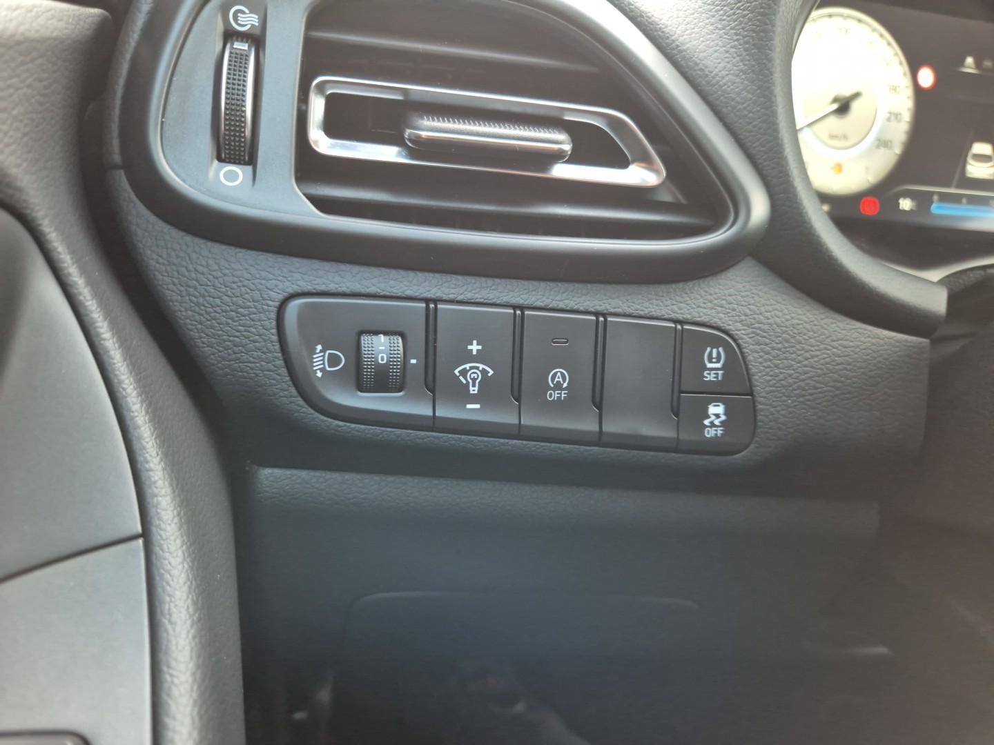 HYUNDAI I30 1.5 Gasoline 97hp