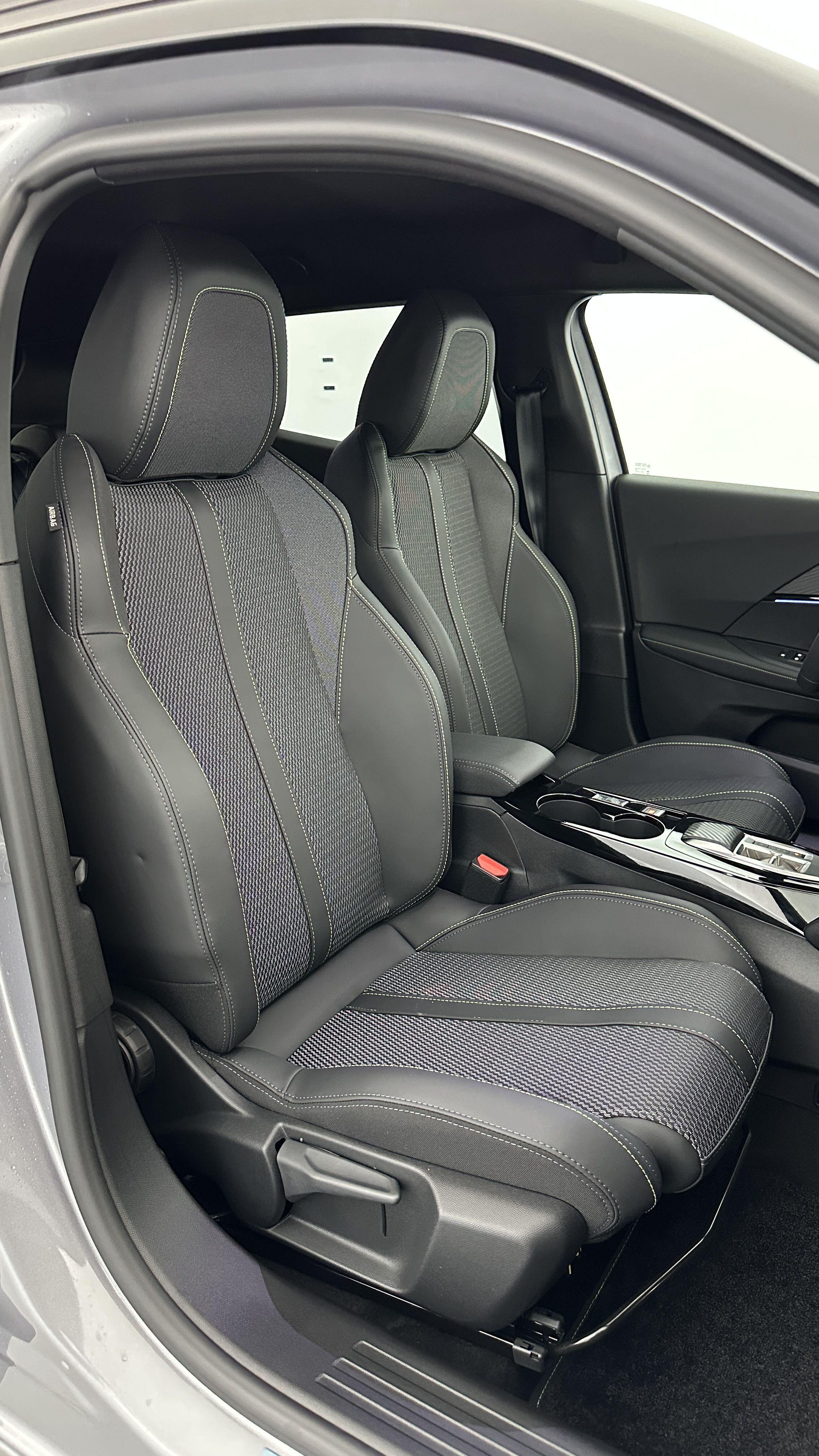 PEUGEOT 2008 II(2) 1.2 Hybrid 136ch GT e-DCS6