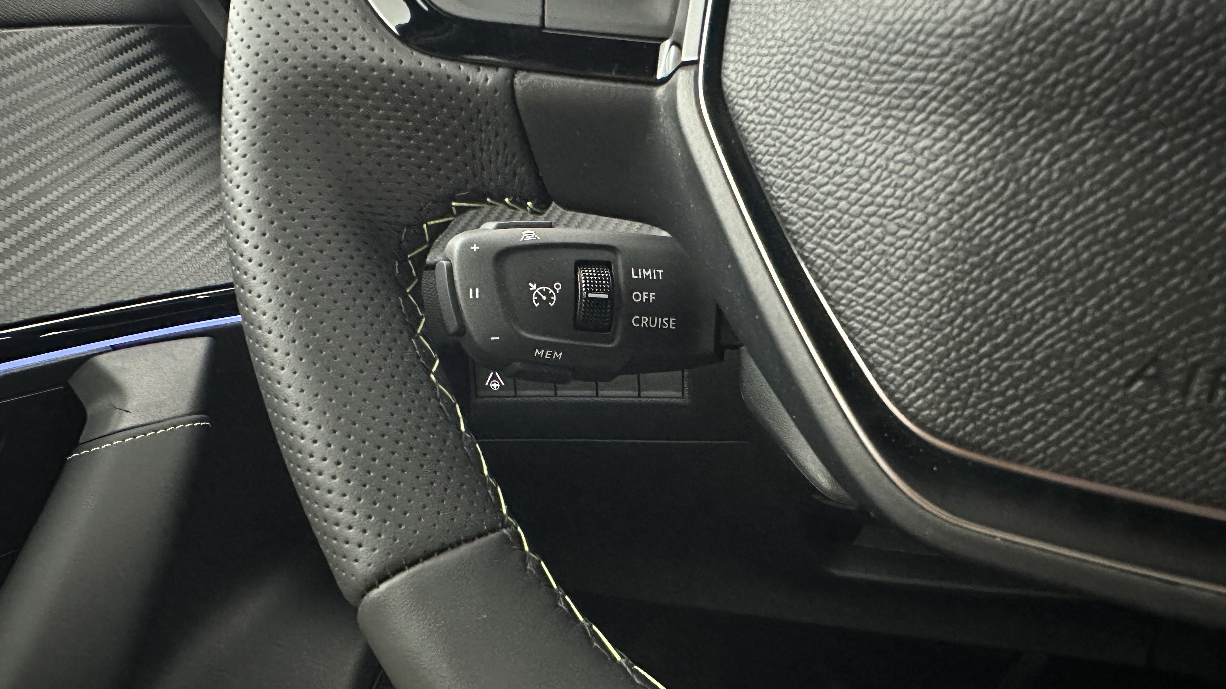 PEUGEOT 2008 II(2) 1.2 Hybrid 136ch GT e-DCS6