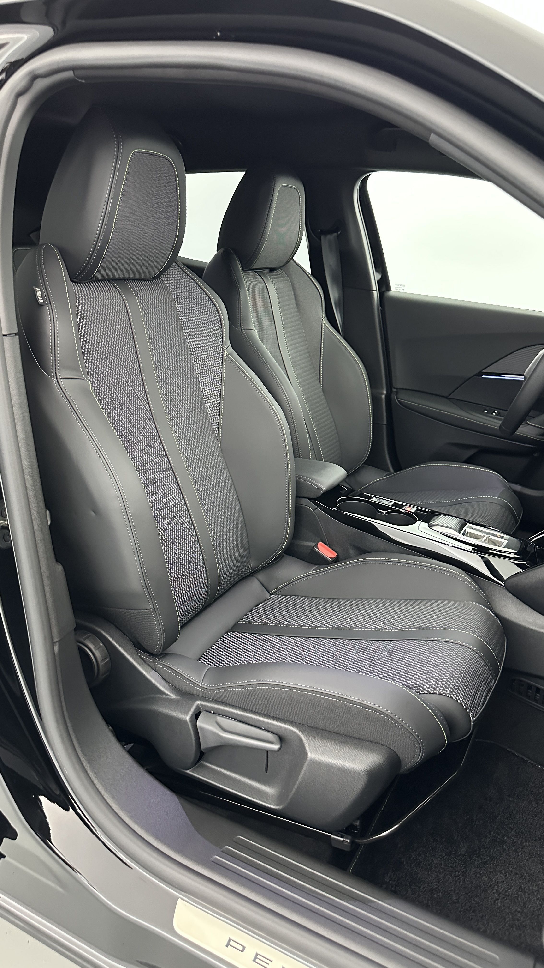 PEUGEOT 2008 II(2) 1.2 Hybrid 136ch GT e-DCS6