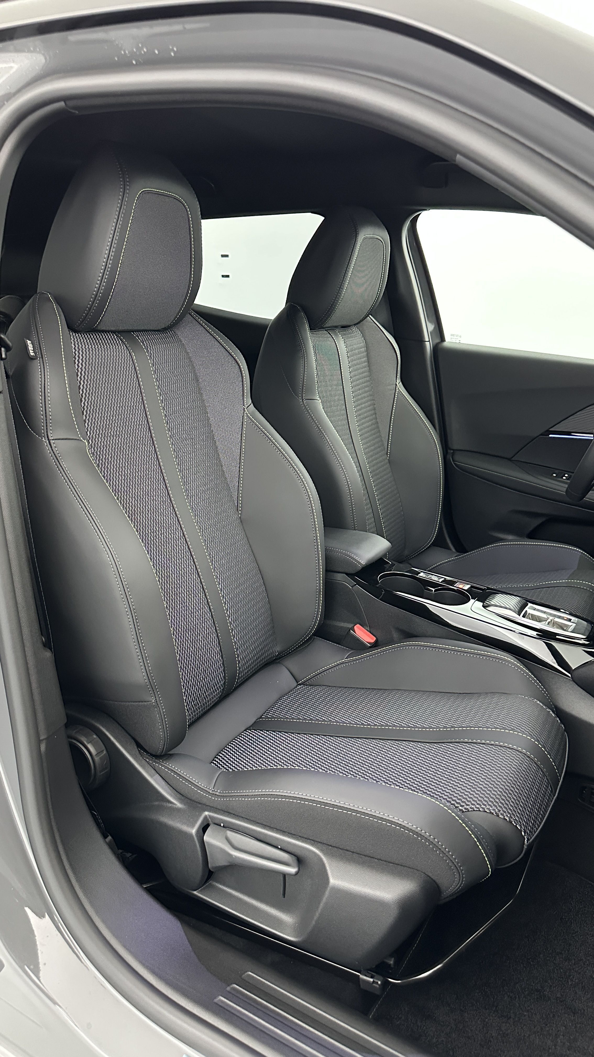 PEUGEOT 2008 II(2) 1.2 Hybrid 136ch GT e-DCS6