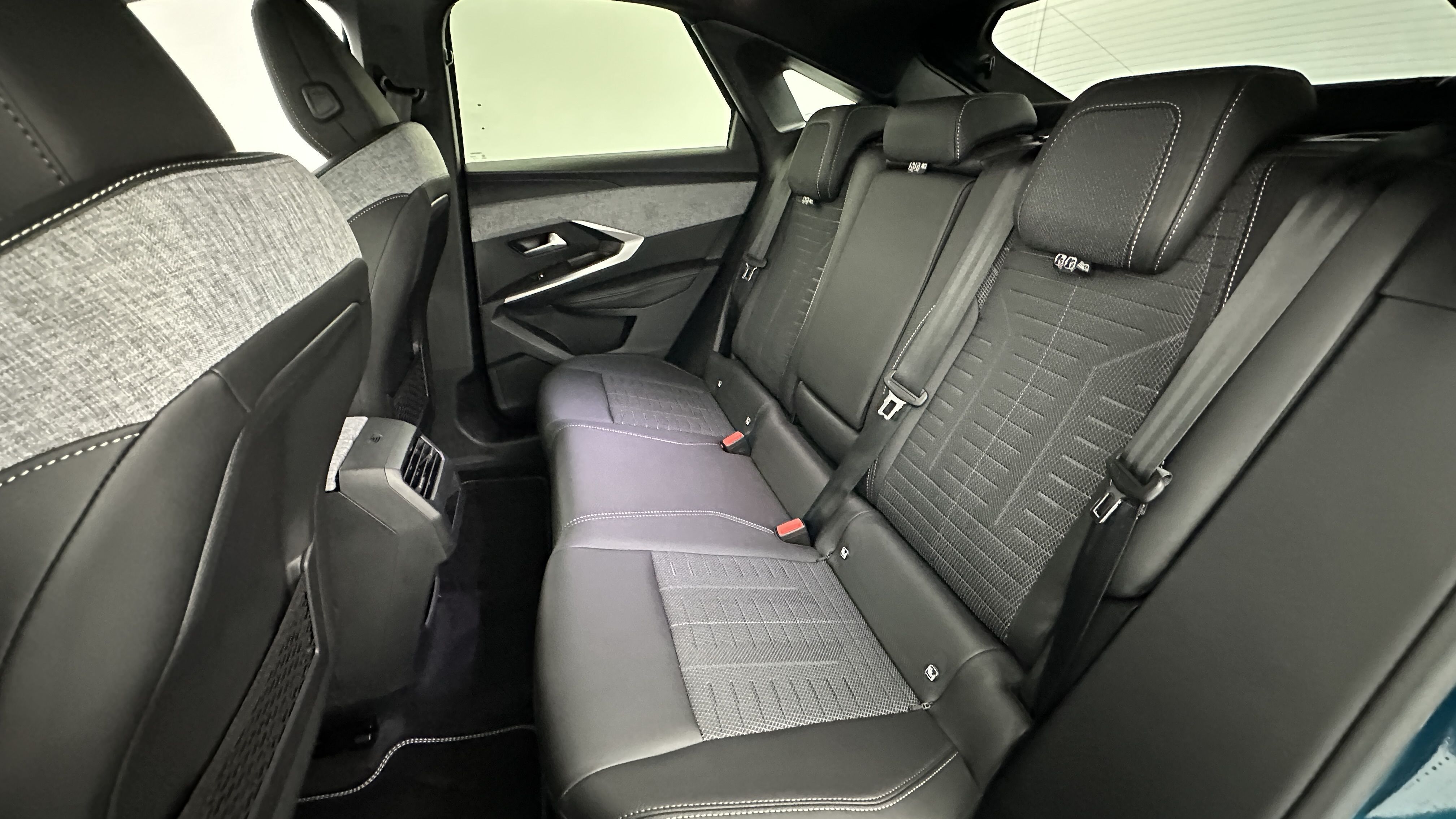 PEUGEOT 3008 Hybrid 145ch GT e-DCS6
