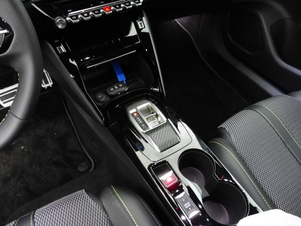 PEUGEOT 2008 1.2 HYBRID 136CH GT E-DCS6