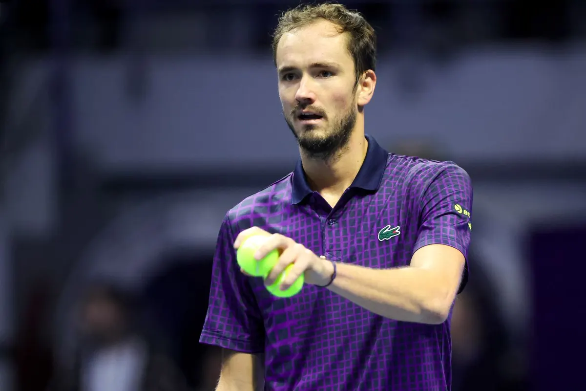 «ATP нравится, когда люди причиняют себе вред». Медведев — об ударе рукой о корт в Вене