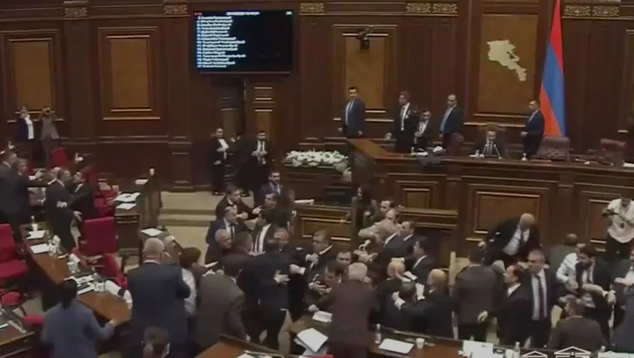 В парламенте Армении произошла массовая драка между депутатами во время заседания