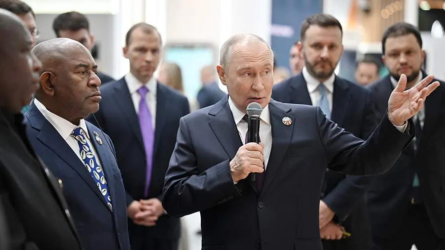 Путин впервые выступил экскурсоводом на выставке российских разработок