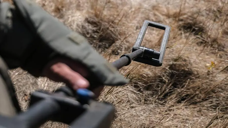 Сапер погиб при разминировании ведущей в Алешки дороги
