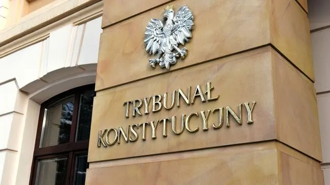 Толпа протестующих окружила конституционный суд Польши