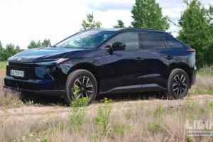 Toyota bZ4X: глибокий тест міського електричного кросовера та розбір реальної витривалості на трасі