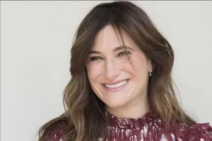 Kathryn Hahn: Theatrical Roots Driving Cross-Media Mastery